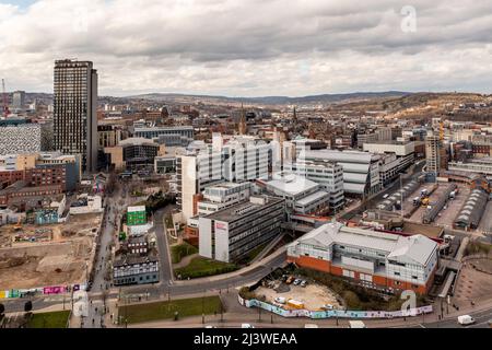 SHEFFIELD, GROSSBRITANNIEN – 10. MÄRZ 2022. Luftaufnahme des Arts Tower und der Gebäude der Sheffield Hallam University in einer Skyline von Sheffield Stockfoto