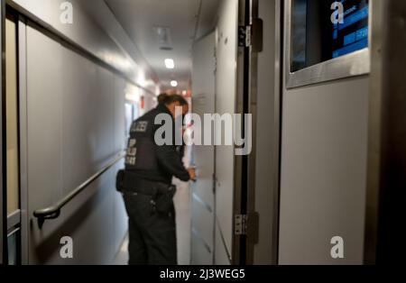 Deutsch-polnische Grenze: Passkontrolle in einem Flüchtlingszug mit ukrainern. Die deutsche Bundespolizei durchsucht den Zug. Stockfoto