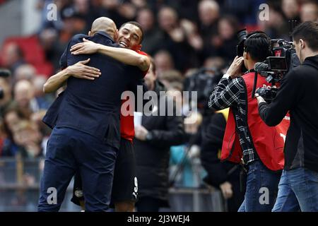 EINDHOVEN - Carlos Vinicius vom PSV Eindhoven, Botschafter von Heurelho Gomes, PSV, während des niederländischen Eredivisie-Spiels zwischen PSV Eindhoven und RKC Waalwijk am 10. April 2022 im Phillips-Stadion in Eindhoven, Niederlande. ANP MAURICE VAN STEEN Stockfoto