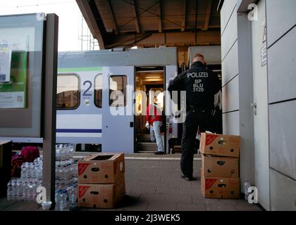 Deutsch-polnische Grenze: Grenzkontrolle in Flüchtlingszügen mit ukrainern, die vor dem Krieg fliehen. Bahnhof Frankfurt oder. Stockfoto