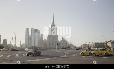 Moskau - Russland, 08.22.2021: Blick auf einen der sieben prachtvollen Wolkenkratzer in Moskau im stalinistischen Stil. Aktion. Berühmte Yandex.Go Taxi Stockfoto