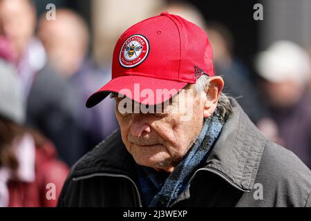 Ein Brentford-Fan tritt für das Premier League-Spiel im Brentford Community Stadium, London, auf den Boden. Bilddatum: Sonntag, 10. April 2022. Stockfoto