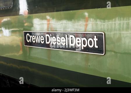 D1924 'Crewe Diesel Depot' am Heck der 156E Saphos Züge 'The Lakelander' in Preston. Samstag, 09. 2022. April. Stockfoto