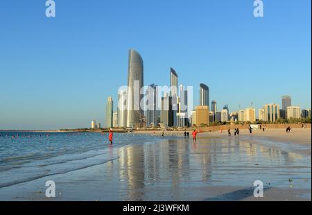 Der wunderschöne Strand Corniche in Abu Dhabi, VAE. Stockfoto