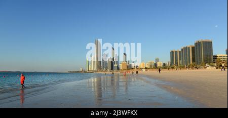 Der wunderschöne Strand Corniche in Abu Dhabi, VAE. Stockfoto