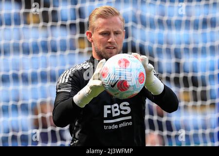 Leicester, Großbritannien. 10. April 2022. Kasper Schmeichel #1 von Leicester City während des Vormatches Aufwärmphase in Leicester, Großbritannien am 4/10/2022. (Foto von James Heaton/News Images/Sipa USA) Quelle: SIPA USA/Alamy Live News Stockfoto