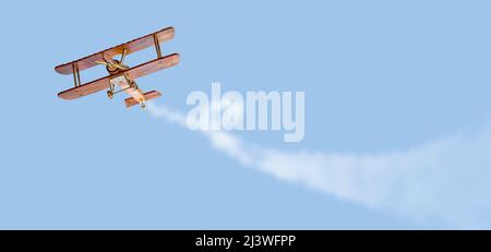 Spielzeug Flugzeug fliegt in den Himmel mit Spur und Kopie Raum. Urlaubs- und Reisekonzept. Stockfoto