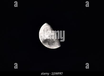 Mond, Erdtrabant, Erdmond, Krater, Halbmond, Zunehmend, Abnehmend, Nacht, Leuchten, Mondkrater, Mondlandschaft, reflektieren, Satellit, natürlich, Pha Stockfoto