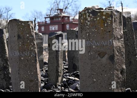 Weimar, Deutschland. 10. April 2022. Auf den Stelen der Gedenkstätte Buchenwald bei Weimar sind „Buchenwald“ und „Majdanek“ im Vorfeld der Befreiung des ehemaligen Nazi-Konzentrationslagers vor 77 Jahren eingeschrieben: Zum ersten Mal seit Beginn der Corona-Pandemie kamen KZ-Überlebende aus Israel, Polen und Rumänien u.a. Werden erwartet, teilzunehmen. Vertreter der russischen und weißrussischen Regierung wurden nicht zu der Gedenkstätte eingeladen. Quelle: Martin Schutt/dpa/Alamy Live News Stockfoto