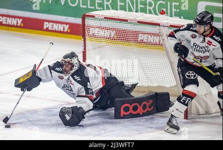 Berlin, Deutschland. 10. April 2022. Eishockey: DEL, Eisbären Berlin - Kölner Haie, Meisterschaftsrunde, Viertelfinale, Spieltag 1, Mercedes-Benz Arena. Torwart Justin Pogge (l) von den Kölner Haien verteidigt einen Puck. Quelle: Andreas Gora/dpa/Alamy Live News Stockfoto