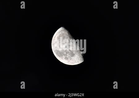 Mond, Erdtrabant, Erdmond, Krater, Halbmond, Zunehmend, Abnehmend, Nacht, Leuchten, Mondkrater, Mondlandschaft, reflektieren, Satellit, natürlich, Pha Stockfoto