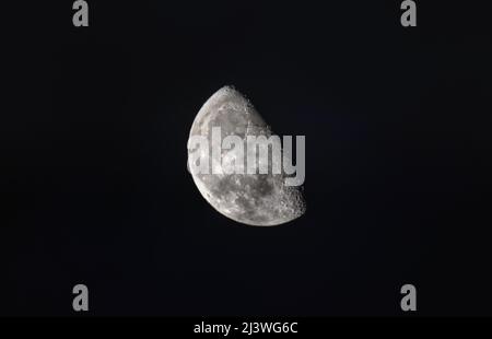 Mond, Erdtrabant, Erdmond, Krater, Halbmond, Zunehmend, Abnehmend, Nacht, Leuchten, Mondkrater, Mondlandschaft, reflektieren, Satellit, natürlich, Pha Stockfoto