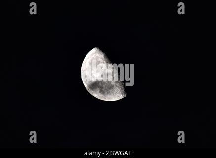 Mond, Erdtrabant, Erdmond, Krater, Halbmond, Zunehmend, Abnehmend, Nacht, Leuchten, Mondkrater, Mondlandschaft, reflektieren, Satellit, natürlich, Pha Stockfoto