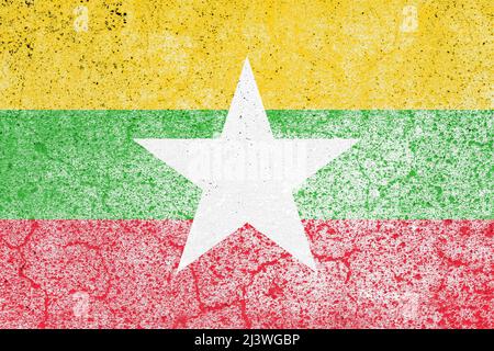 Alte myanmar-Flagge auf einer rustikalen Betonwand Stockfoto