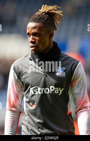 King Power, Leicester, Leicestershire, Großbritannien. 10. April 2022. Premier League Football, Leicester City versus Crystal Palace; Wilfred Zaha von Crystal Palace Credit: Action Plus Sports/Alamy Live News Stockfoto