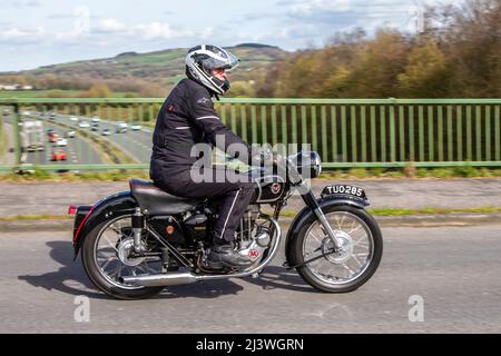 1955 50s Fifties 350cc Matchless Motorrad; Heritage britischer geschätzter Veteran, restaurierter alter Timer, Sammlermotoren, vintage Erbe, alt erhalten, Sammlerstück, restaurierte Veteranen, historische, historische Automobile, Nostalgie, Klassiker, Sammler, längst vergangene Autofahren in der Nähe von Manchester, Großbritannien Stockfoto