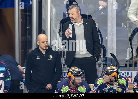 Berlin, Deutschland. 10. April 2022. Eishockey: DEL, Eisbären Berlin - Kölner Haie, Meisterschaftsrunde, Viertelfinale, Spieltag 1, Mercedes-Benz Arena. Berlins Cheftrainer Serge Aubin (hinten rechts) ruft seinem Team etwas zu. Quelle: Andreas Gora/dpa/Alamy Live News Stockfoto