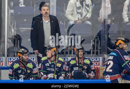 Berlin, Deutschland. 10. April 2022. Eishockey: DEL, Eisbären Berlin - Kölner Haie, Meisterschaftsrunde, Viertelfinale, Spieltag 1, Mercedes-Benz Arena. Berlins Cheftrainer Serge Aubin (hinten) folgt dem Spiel. Quelle: Andreas Gora/dpa/Alamy Live News Stockfoto