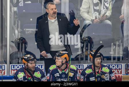 Berlin, Deutschland. 10. April 2022. Eishockey: DEL, Eisbären Berlin - Kölner Haie, Meisterschaftsrunde, Viertelfinale, Spieltag 1, Mercedes-Benz Arena. Berlins Cheftrainer Serge Aubin (zurück) ruft seinem Team etwas zu. Quelle: Andreas Gora/dpa/Alamy Live News Stockfoto