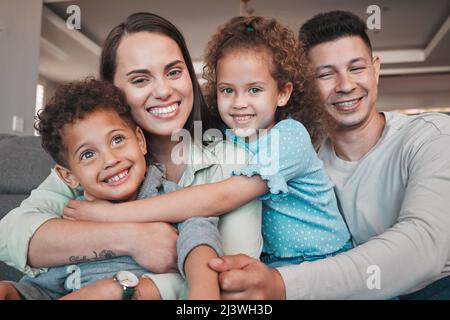 Wir haben so viel Liebe zu teilen. Aufnahme einer jungen Familie, die zu Hause Zeit zusammen verbringt. Stockfoto