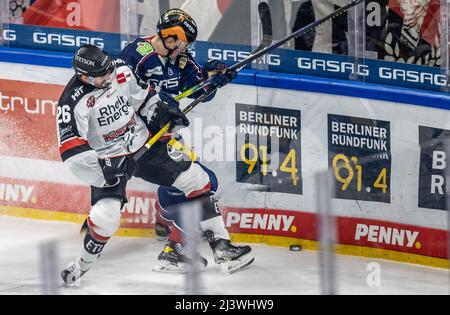 Berlin, Deutschland. 10. April 2022. Eishockey: DEL, Eisbären Berlin - Kölner Haie, Meisterschaftsrunde, Viertelfinale, Spieltag 1, Mercedes-Benz Arena. Davis McIntyre von den Cologne Sharks kämpft gegen den Berliner Sebastian Streu (r). Quelle: Andreas Gora/dpa/Alamy Live News Stockfoto