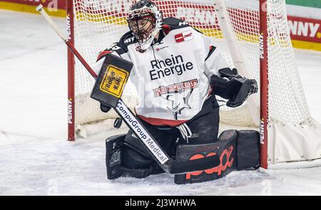 Berlin, Deutschland. 10. April 2022. Eishockey: DEL, Eisbären Berlin - Kölner Haie, Meisterschaftsrunde, Viertelfinale, Spieltag 1, Mercedes-Benz Arena. Torwart Justin Pogge von Kölner Haie verteidigt einen Puck. Quelle: Andreas Gora/dpa/Alamy Live News Stockfoto