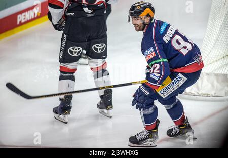 Berlin, Deutschland. 10. April 2022. Eishockey: DEL, Eisbären Berlin - Kölner Haie, Meisterschaftsrunde, Viertelfinale, Spieltag 1, Mercedes-Benz Arena. Der Berliner Marcel Noebels feiert nach seinem Tor für 1:0 Uhr. Quelle: Andreas Gora/dpa/Alamy Live News Stockfoto