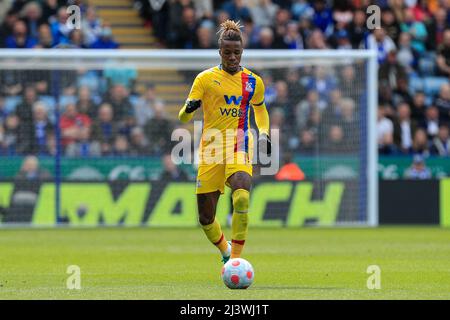 Leicester, Großbritannien. 10. April 2022. Wilfried Zaha #11 von Crystal Palace am Ball in Leicester, Vereinigtes Königreich am 4/10/2022. (Foto von James Heaton/News Images/Sipa USA) Quelle: SIPA USA/Alamy Live News Stockfoto