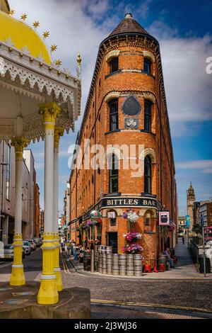 BITtles Bar und der Jaffe Memorial Fountain oder die Victoria Square Band stehen in Belfast, Nordirland Stockfoto