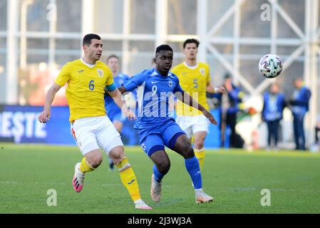 Terry Ablade #9 und Vladimir Screciu #6 im Freundschaftsspiel zwischen Rumänien U21 und Finnland U21 , 25.03.2022 ,Arcul de Triumph Stad , Bukarest Stockfoto