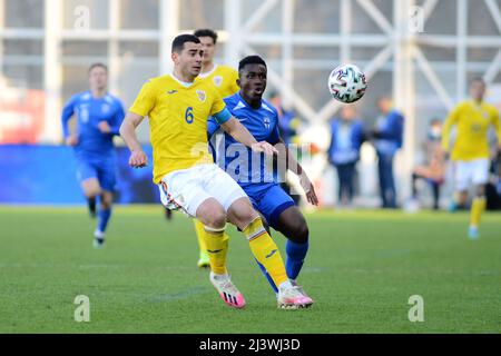 Terry Ablade #9 und Vladimir Screciu #6 im Freundschaftsspiel zwischen Rumänien U21 und Finnland U21 , 25.03.2022 ,Arcul de Triumph Stad , Bukarest Stockfoto