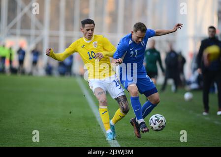 Alexandru Cimpanu #10 und Julius Tauriainen #22 im Freundschaftsspiel zwischen Rumänien U21 und Finnland U21 , 25.03.2022 ,Arcul de Triumph Stad , Bukarest Stockfoto