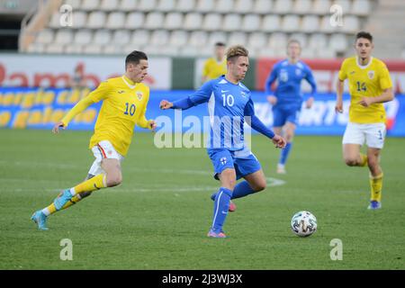 Alexandru Cimpanu gelb und Naatan Skytta - im Freundschaftsspiel zwischen Rumänien U21 und Finnland U21 , 25.03.2022 ,Arcul de Triumph Stadion , Bukarest Stockfoto