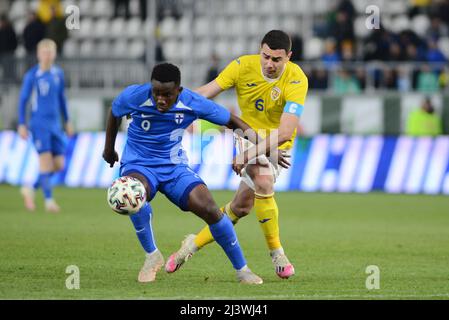 Terry Ablade #9 und Vladimir Screciu #6 im Freundschaftsspiel zwischen Rumänien U21 und Finnland U21 , 25.03.2022 ,Arcul de Triumph Stad , Bukarest Stockfoto