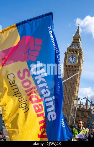 Stellen Sie sich mit dem Protest der Ukraine auf dem Parliament Square, Westminster, London, Großbritannien, auf. Solidarität mit der ukrainischen Flagge, von Big Ben, Elizabeth Tower of Parliament Stockfoto