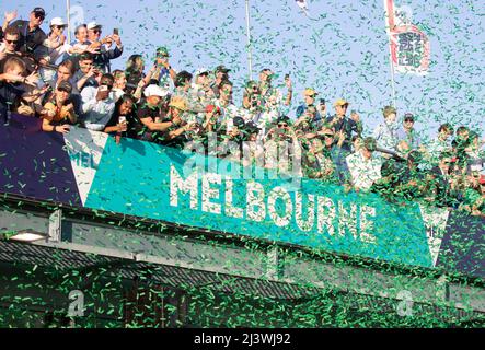 Melbourne, Australien. 10. April 2022. Zuschauer beobachten das Rennen während des australischen Grand Prix F1 Finales am 10. April 2022 in Melbourne, Australien. Quelle: Bai Xuefei/Xinhua/Alamy Live News Stockfoto