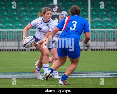 Glasgow, Großbritannien. 10. April 2022. Helen Nelson (10 - Vizekapitän - Schottland) bringt den Ball nach vorne im Spiel zwischen Schottland und Frankreich bei der Six Nations Women's Championship im Scotstoun Stadium, Glasgow am 10.. April 2022 Claire Jeffrey Credit: SPP Sport Press Photo. /Alamy Live News Stockfoto