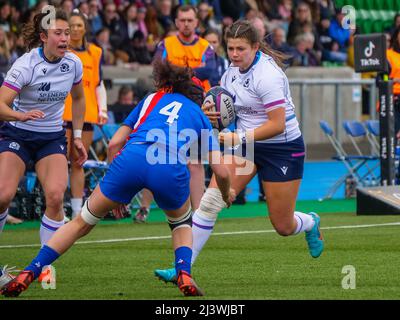 Glasgow, Großbritannien. 10. April 2022. Lisa Thomson (12 - Schottland) bringt den Ball nach vorne im Spiel zwischen Schottland und Frankreich bei der Six Nations Women's Championship im Scotstoun Stadium, Glasgow am 10.. April 2022 Claire Jeffrey Credit: SPP Sport Press Photo. /Alamy Live News Stockfoto