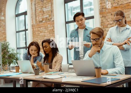 Innovatives Geschäftsteam mit Laptop zum Brainstorming im Büro Stockfoto