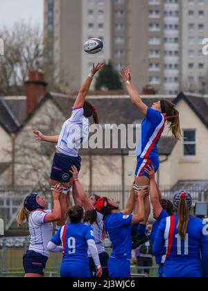 Glasgow, Großbritannien. 10. April 2022. Louise McMillan (4 - Schottland) erreicht eine Line-Out im Spiel zwischen Schottland und Frankreich bei der Six Nations Women's Championship im Scotstoun Stadium, Glasgow am 10.. April 2022 Claire Jeffrey Credit: SPP Sport Press Photo. /Alamy Live News Stockfoto