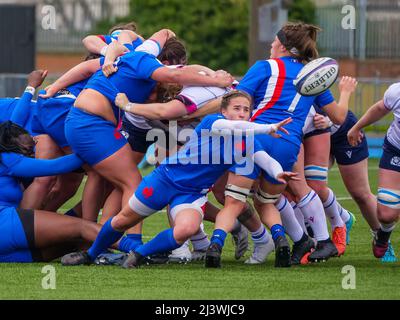 Glasgow, Großbritannien. 10. April 2022. Laure Sansus (9 - Frankreich) verteilt von einem Gedränge im Spiel zwischen Schottland und Frankreich bei der Six Nations Women's Championship im Scotstoun Stadium, Glasgow am 10.. April 2022 Claire Jeffrey Credit: SPP Sport Press Photo. /Alamy Live News Stockfoto