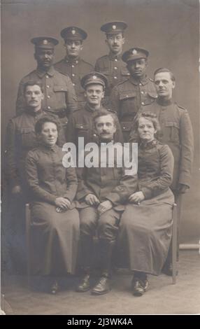Porträt von Mitgliedern der Heilsarmee mit Soldaten, darunter zwei Männer des Britischen Westindien-Regiments (BWIR), fotografiert während des Ersten Weltkriegs. Das Foto wurde von Caudevelle, Fotograf, Boulogne sur Mer, Frankreich, aufgenommen. Die BWIR wurde 1915 aus karibischen Freiwilligen in Großbritannien gegründet. Stockfoto