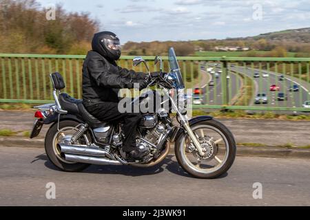 1992 90s neunziger Jahre Yamaha Virago V-Twin XV535 Cruiser Bikes XV1100 1063cc Benzin Motorrad über Autobahnbrücke in Manchester, Großbritannien; Stockfoto