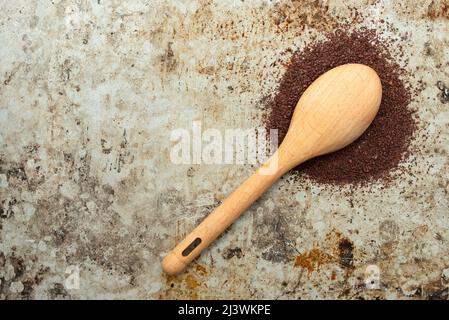 Ground Sumac Aus Teelöffel Verschüttet Stockfoto