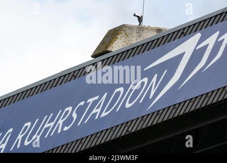 10. April 2022, Nordrhein-Westfalen, Bochum: Fußball: Bundesliga, VfL Bochum - Bayer Leverkusen, Matchday 29, Vonovia Ruhrstadion: Auf dem Stadiondach ist eine Videokamera montiert. Der VfL hat nach dem abgebrochenen skandalösen Spiel gegen Mönchengladbach Maßnahmen für Heimspiel 1 ergriffen. Die Installation zusätzlicher Videotechnologie, mit der potenzielle Straftäter schnell verurteilt werden können, soll abschreckend wirken. Nach intensiven Diskussionen entschied sich die Vereinsleitung gegen kollektive Strafen wie ein Alkoholverbot. Foto: Bernd Thissen/dpa - WICHTIGER HINWEIS: In Übereinstimmung Stockfoto