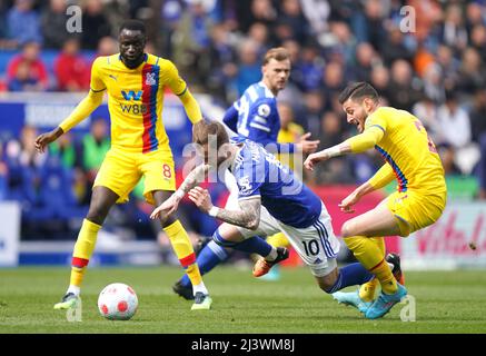 James Maddison von Leicester City (Mitte) und Joel ward von Crystal Palace kämpfen während des Premier League-Spiels im King Power Stadium, Leicester, um den Ball. Bilddatum: Sonntag, 10. April 2022. Stockfoto