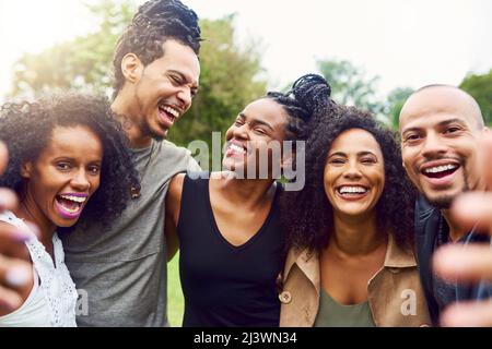 Mit Freunden zu lachen ist das beste Lachen, das es gibt. Kurze Aufnahme von Freunden, die im Freien Zeit miteinander verbringen. Stockfoto