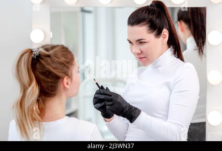 Meister macht Augenbrauen dauerhafte Make-up Stockfoto