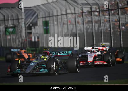10.. April 2022, Albert Park, Melbourne, Australien; FIA Formel 1 großer Preis von Australien, Renntag: Lewis Hamilton aus Großbritannien fährt während des Großen Preises von Australien den Mercedes AMG Petronas F1 Team W13 mit der Nummer 44 Stockfoto