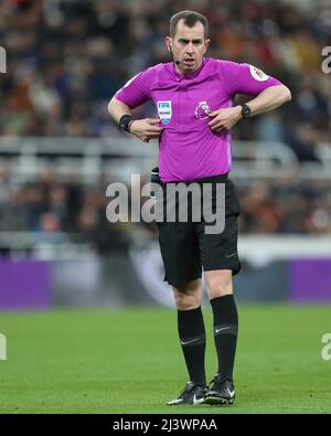 NEWCASTLE UPON TYNE, APR 8. Schiedsrichter Peter Bankes während des Premier League-Spiels zwischen Newcastle United und Wolverhampton Wanderers am Freitag, den 8.. April 2022 im St. James's Park, Newcastle. (Kredit: Mark Fletcher | MI News) Kredit: MI Nachrichten & Sport /Alamy Live News Stockfoto